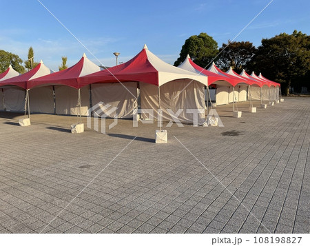 イベント用テント準備中 イベント用テント準備中 108198827