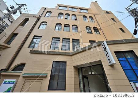 「松尾ビル（旧小橋屋呉服店神戸支店）」の外景と手動エレベーター 108199015