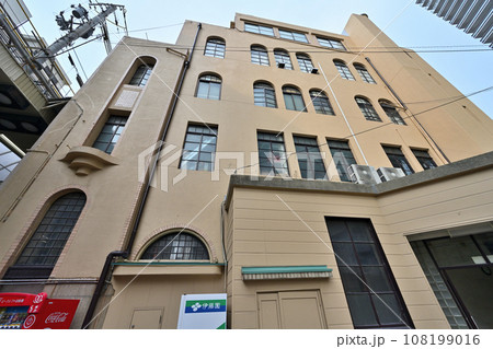 「松尾ビル（旧小橋屋呉服店神戸支店）」の外景と手動エレベーター 108199016