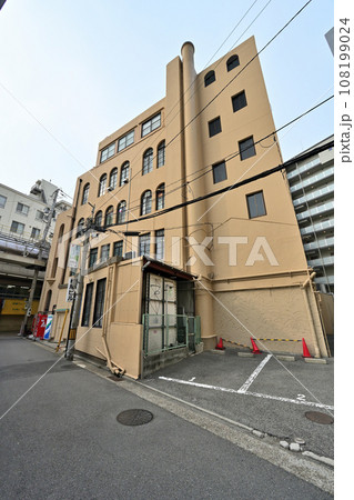 「松尾ビル(旧小橋屋呉服店神戸支店)」の外景と手動エレベーター 「松尾ビル(旧小橋屋呉服店神戸支店)」の外景と手動エレベーター 108199024
