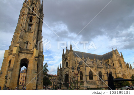 フランス ボルドー 街のランドマークの大きな尖塔のある世界文化遺産のサンミシェル大聖堂 フランス ボルドー 街のランドマークの大きな尖塔のある世界文化遺産のサンミシェル大聖堂 108199185