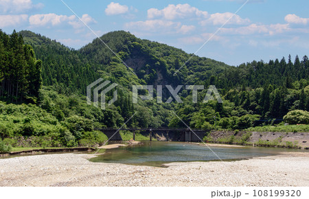 橋と河原と山の景色 108199320