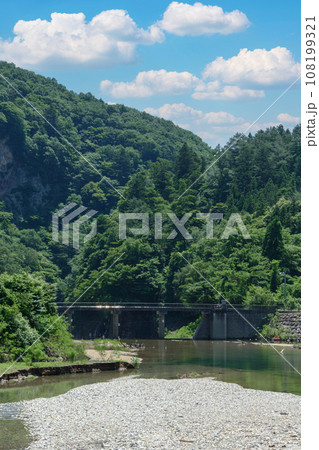 橋と河原と山の景色 108199321
