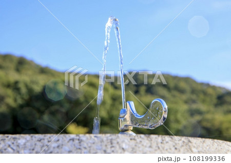 屋外の水飲み場 108199336