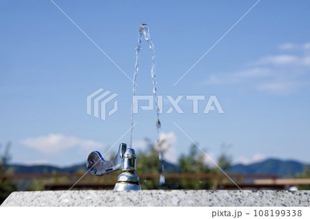 屋外の水飲み場 108199338