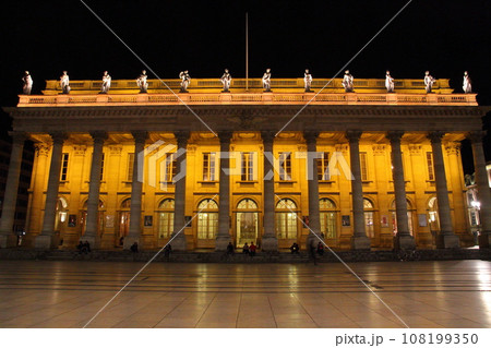 フランス ボルドー 街の中心部にあるライトアップされたグランテアトル(ボルドー国立歌劇場)の夜景 フランス ボルドー 街の中心部にあるライトアップされたグランテアトル(ボルドー国立歌劇場)の夜景 108199350
