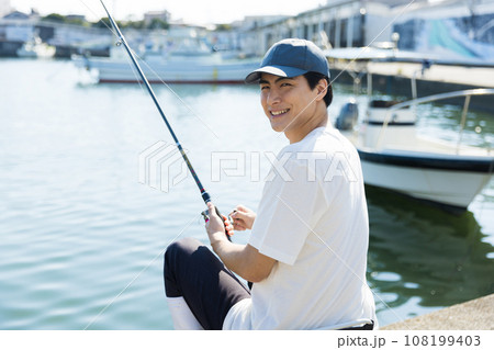 釣りを楽しむ男性 釣りを楽しむ男性 108199403