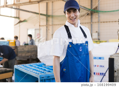 市場で働く若い漁師さん 108199409