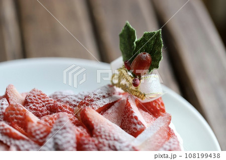 イチゴたっぷりの手作りクリスマスケーキ　クリスマスピック 108199438