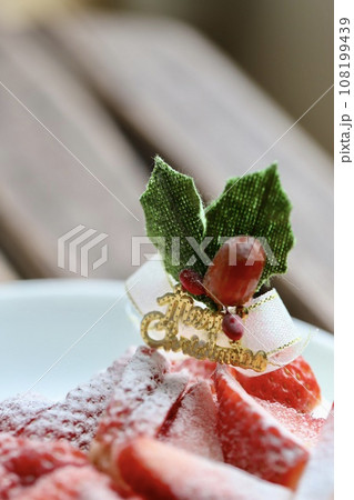イチゴたっぷりの手作りクリスマスケーキ　クリスマスピック 108199439