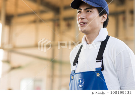 漁港で働く若い漁師さん 108199533