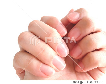 両手の爪を見せる女性の手元 108199856