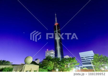 福岡市、福岡タワーと満点の星空 福岡市、福岡タワーと満点の星空 108199952