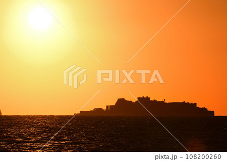 軍艦島の夕景 軍艦島の夕景 108200260