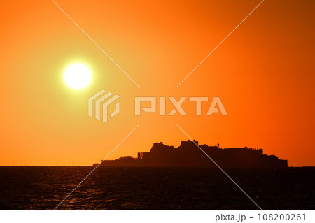 軍艦島の夕景 108200261
