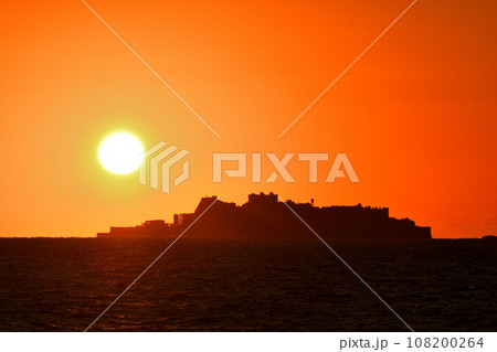 軍艦島の夕景 108200264