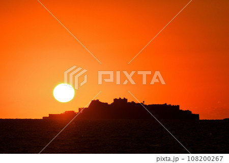 軍艦島の夕景 軍艦島の夕景 108200267