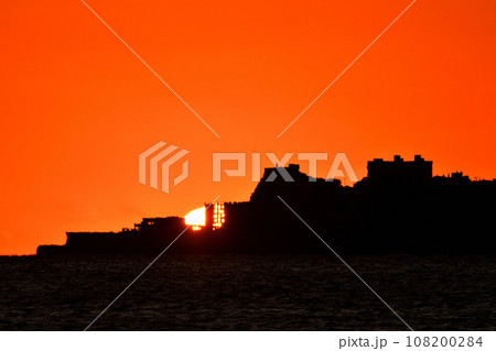 軍艦島の夕景 軍艦島の夕景 108200284