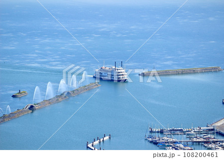 好天の大津港と入港する客船 108200461