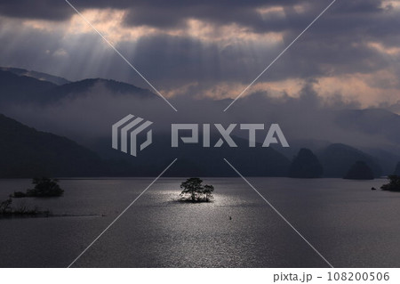 朝霧に包まれる檜原湖 朝霧に包まれる檜原湖 108200506