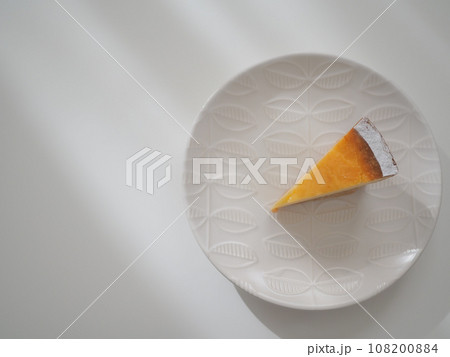 白皿のチーズケーキ(上から・白背景) 白皿のチーズケーキ(上から・白背景) 108200884