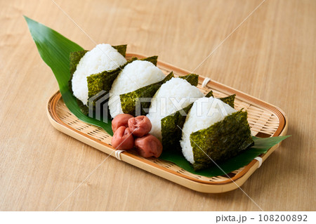 ざるに盛ったおにぎり 108200892