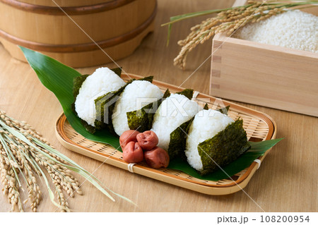 ざるに盛ったおにぎり 108200954