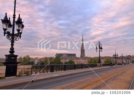 フランス ボルドー ガロンヌ川にかかるピエール橋からの朝焼け空のサンミシェル大聖堂 フランス ボルドー ガロンヌ川にかかるピエール橋からの朝焼け空のサンミシェル大聖堂 108201006