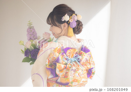 着物　総絞りの振袖を着ている女性のポートレート 108201049