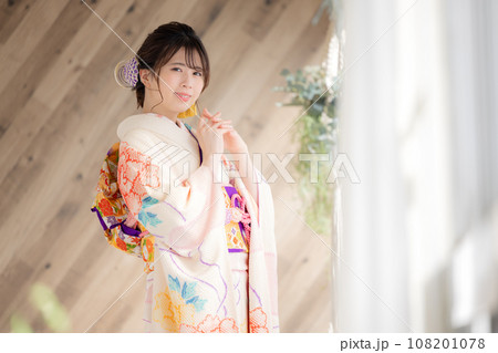 着物 総絞りの振袖を着ている女性のポートレート 着物 総絞りの振袖を着ている女性のポートレート 108201078