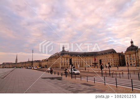 フランス ボルドー 早朝の朝焼け空のブルス広場の建物 フランス ボルドー 早朝の朝焼け空のブルス広場の建物 108201255