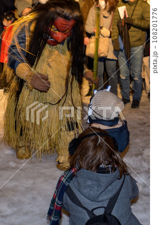 なまはげとのふれあい　里のなまはげ乱入　柴灯祭り　秋田県男鹿半島 108201776