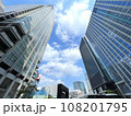 高層ビルを見上げるオフィス街の風景 108201795