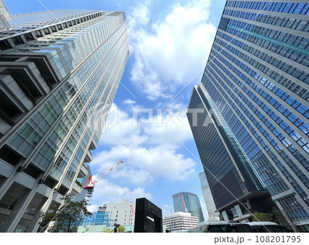 高層ビルを見上げるオフィス街の風景 高層ビルを見上げるオフィス街の風景 108201795