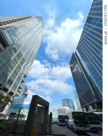 高層ビルを見上げるオフィス街の風景 108201796