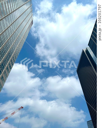 高層ビルを見上げるオフィス街の風景 108201797