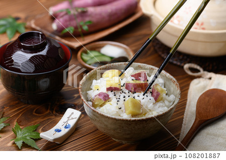 秋の味覚 炊き立ての さつまいもご飯 サツマイモご飯 秋の味覚 炊き立ての さつまいもご飯 サツマイモご飯 108201887