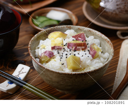 秋の味覚 炊き立ての さつまいもご飯 サツマイモご飯 秋の味覚 炊き立ての さつまいもご飯 サツマイモご飯 108201891
