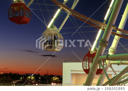 刈谷市、刈谷ハイウェイオアシスの大観覧車と夕暮れ時の空 108201893