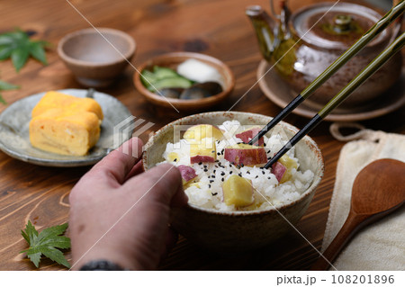 秋の味覚 炊き立ての さつまいもご飯 サツマイモご飯 秋の味覚 炊き立ての さつまいもご飯 サツマイモご飯 108201896