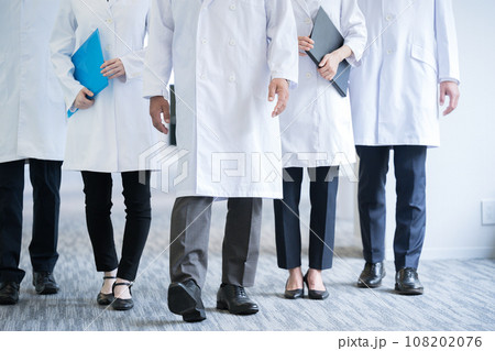 複数のドクターや研究者のイメージの全員集合の歩くところ　顔無しで使いやすい	足元 108202076