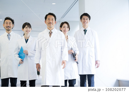 複数のドクターや研究者のイメージの横並びで歩くところ、未来や希望がある明るいイメージ コピースペース 108202077