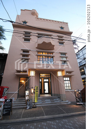 京都のまちなみ 四条河原町 1928ビル 旧大阪毎日新聞京都支局 レトロモダン建築 京都のまちなみ 四条河原町 1928ビル 旧大阪毎日新聞京都支局 レトロモダン建築 108202313