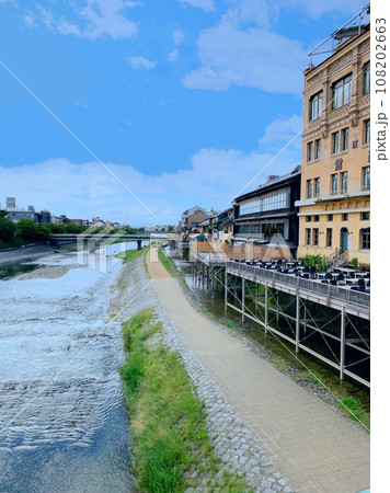 京都のまちなみ 四条大橋からの景色 南側東華菜館等を望む レトロモダン建築 縦アングル 京都のまちなみ 四条大橋からの景色 南側東華菜館等を望む レトロモダン建築 縦アングル 108202663