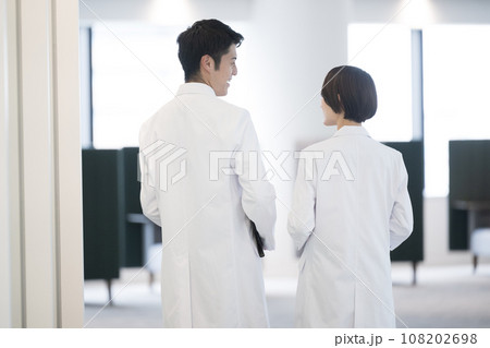 打合せや会話などをするドクターの後ろ姿の様子 打合せや会話などをするドクターの後ろ姿の様子 108202698