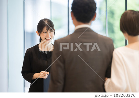 受付、コンシェルジュ、ホテルのフロントなどで案内する接客業の女性のイメージ 受付、コンシェルジュ、ホテルのフロントなどで案内する接客業の女性のイメージ 108203276