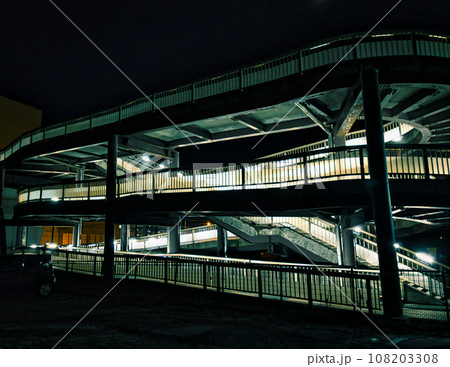 深夜の立体歩道橋あすなろ橋・青森県青森市 108203308