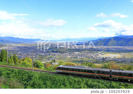 善光寺平を横目に走る特急しなの号 108203929