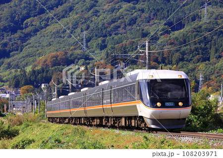 稲荷山駅付近を走る特急しなの号 108203971