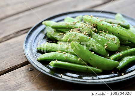 スナップエンドウのごま油炒め シンプル炒め物 スナップエンドウのごま油炒め シンプル炒め物 108204020